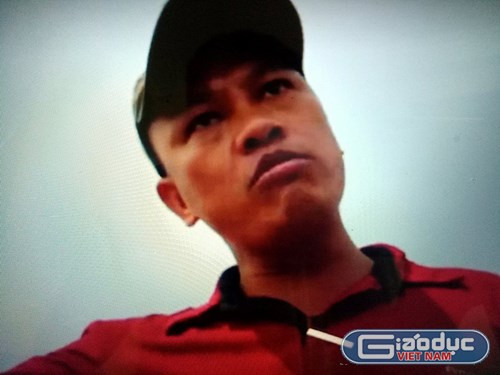 “Mày thích quay không? Mày muốn gì? Tôi yêu cầu ông ra ngoài…Tôi yêu cầu ông ra khỏi khu vực này, kể cả ông quay, đập luôn đi….”, lời lẽ thách thức, dọa dẫm của người mặc áo đỏ rồi sau đó đập máy ảnh của phóng viên. “Mày thích quay không? Mày muốn gì? Tôi yêu cầu ông ra ngoài…Tôi yêu cầu ông ra khỏi khu vực này, kể cả ông quay, đập luôn đi….”, lời lẽ thách thức, dọa dẫm của người mặc áo đỏ rồi sau đó đập máy ảnh của phóng viên.