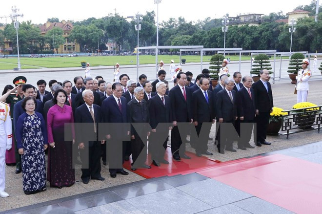 Lãnh đạo Đảng, Nhà nước đặt vòng hoa và vào lăng viếng Chủ tịch Hồ Chí Minh. (Ảnh: An Đăng/TTXVN). Lãnh đạo Đảng, Nhà nước đặt vòng hoa và vào lăng viếng Chủ tịch Hồ Chí Minh. (Ảnh: An Đăng/TTXVN).