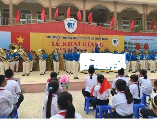 Màn biểu diễn khai giảng dùng nhạc và chữ nước ngoài gây hoang mang cho học sinh và phụ huynh. Sau sự cố này, Sở Giáo dục và Đào tạo Hà Nội sẽ làm gì để ngăn chặn sự việc tương tự có thể tái diễn? ảnh: Độc giả gửi đến Báo Điện tử Giáo dục Việt Nam.