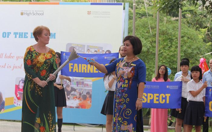 Đã trở thành truyền thống trang trọng tại Lễ Khai giảng của trường Wellspring, nghi thức truyền lửa trong Lễ Khai giảng năm học 2016 – 2017 của trường được thắp lên. ảnh: Ngọc Quang.