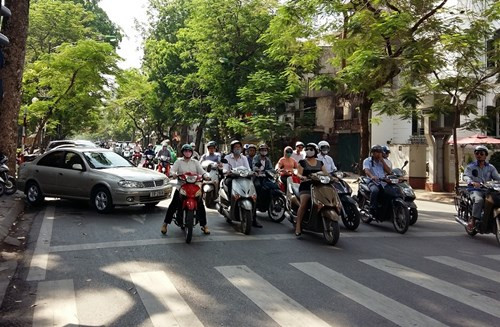 Trên phố Lý Thường Kiệt và Trần Hưng Đạo, xe ô tô được xếp chéo lấn hết lòng đường, gây bức xúc cho người tham gia giao thông. Thậm chí, Sở Giao thông Vận tải Hà Nội đã để cho đơn vị khai thác kẻ vạch coi xe tới tận đèn đỏ, gây cản trở giao thông. ảnh: Ngọc Quang. Trên phố Lý Thường Kiệt và Trần Hưng Đạo, xe ô tô được xếp chéo lấn hết lòng đường, gây bức xúc cho người tham gia giao thông. Thậm chí, Sở Giao thông Vận tải Hà Nội đã để cho đơn vị khai thác kẻ vạch coi xe tới tận đèn đỏ, gây cản trở giao thông. ảnh: Ngọc Quang.
