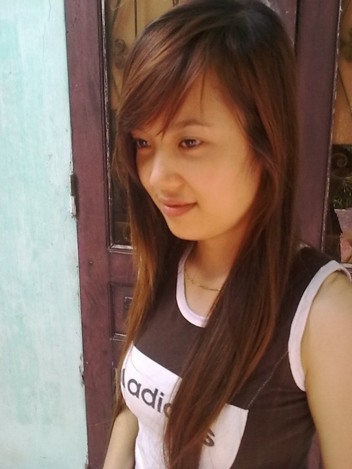 Hiền là cô gái vui vẻ, hòa đồng với mọi người, tự tin với bản thân