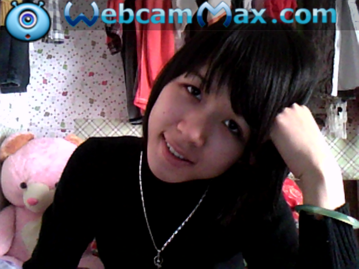 Thơm là một cô bé ngang ngược bướng bỉnh. Nhưng đằng sau những nụ cười tưởng chừng như hạnh phúc là 1 trái tim yếu đuối và những nỗi buồn không tên. Có lẽ Thơm cũng giống như cô bé ấy. Bướng bỉnh, lúc nào cũng cười được nhưng trông đôi mắt vẫn mang 1 cái gì đó gọi là buồn....buồn lắm!!!