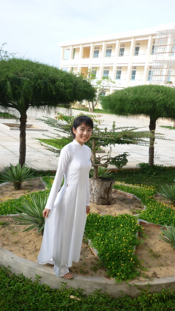 Mộng rất thích học môn hóa, thích có nhiều bạn để học hỏi, là cô gái vui vẻ, nhiệt tình