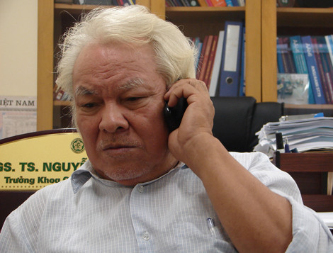 Trong 3 ngày, TS Khải đã trả lời hơn 200 cuộc gọi hỏi cách trị bệnh chân tay miệng Trong 3 ngày, TS Khải đã trả lời hơn 200 cuộc gọi hỏi cách trị bệnh chân tay miệng