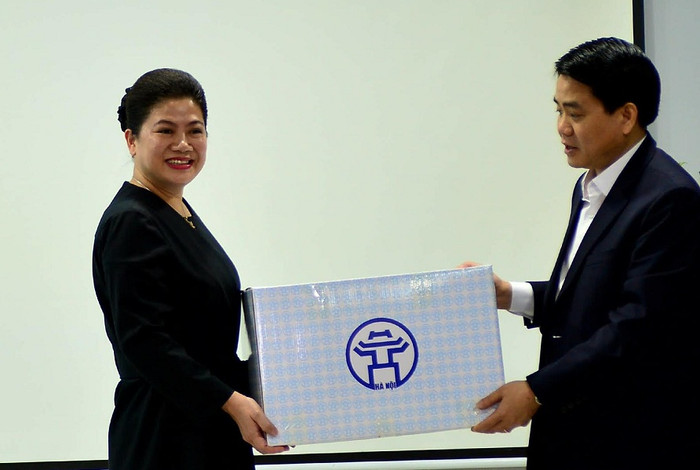 Bà Đỗ Thị Kim Liên - Chủ tịch Nhà máy nước mặt Sông Đuống (đại diện Ban quản lý dự án) nhận quà động viên từ Chủ tịch Ủy ban Nhân dân Thành phố Hà Nội. Bà Đỗ Thị Kim Liên - Chủ tịch Nhà máy nước mặt Sông Đuống (đại diện Ban quản lý dự án) nhận quà động viên từ Chủ tịch Ủy ban Nhân dân Thành phố Hà Nội.