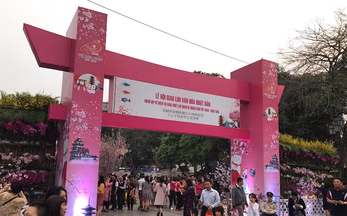 Lễ hội diễn ra từ 20h00 ngày 23/3/2018 đến hết ngày 26/3/2018.