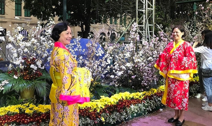 Những du khách Việt Nam trong bộ áo Kimono truyền thống của Nhật Bản. Những du khách Việt Nam trong bộ áo Kimono truyền thống của Nhật Bản.