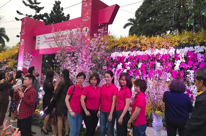 Sự kết hợp thú vị giữa những cành Anh Đào từ Nhật Bản và những cành hoa Lan của Việt Nam tạo nên khung cảnh tuyệt đẹp. Sự kết hợp thú vị giữa những cành Anh Đào từ Nhật Bản và những cành hoa Lan của Việt Nam tạo nên khung cảnh tuyệt đẹp.