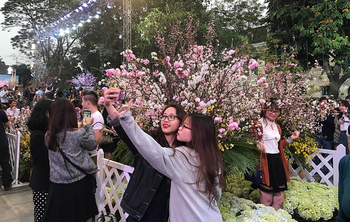 Các bạn trẻ thích thú ghi lại những khoảnh khắc đẹp. Các bạn trẻ thích thú ghi lại những khoảnh khắc đẹp.