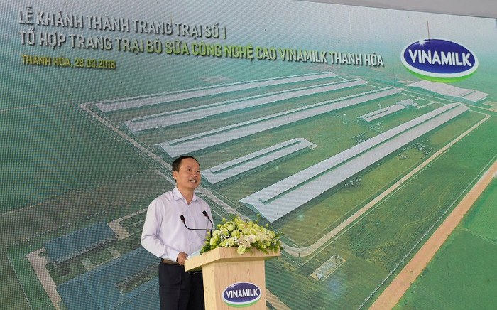 Ông Trịnh Văn Chiến - Bí thư tỉnh ủy Thanh Hóa đánh giá rất cao nỗ lực của Vinamilk đưa trang trại bò sữa số 1 đia vào hoạt động và tiến tới xây dựng thêm 4 trang trại bò sữa công nghệ cao nữa trong thời gian tới. ảnh: Giang Huy.