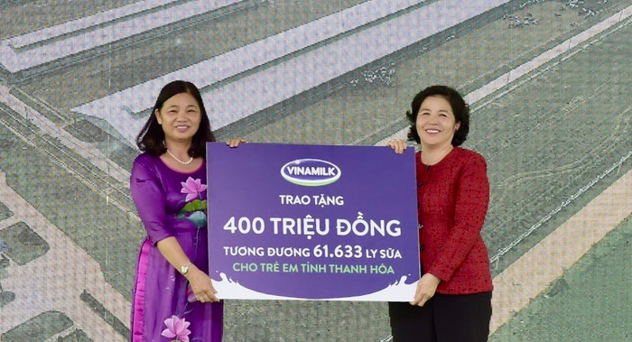 Bà Mai Kiều Liên - TGĐ Vinamilk trao tặng sữa cho Quỹ bảo trợ trẻ em tỉnh Thanh Hóa. ảnh: Giang Huy.