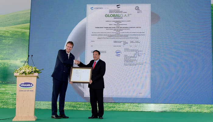 Ông Richard De Boer - Giám đốc tổ chức Control union trao chứng nhận Global Gap cho lãnh đạo trang trại. ảnh: Hoàng Hà.