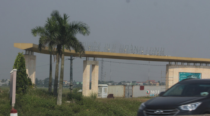 Ông Lê Khả Thành - Chủ nhiệm Hợp tác xã dịch vụ nông nghiệp Hoằng Thịnh nhớ lại: “Khi bắt đầu triển khai dự án, cán bộ từ thôn trở lên chạy sình sịch với yêu cầu giải phóng mặt bằng nhanh, gọn, khẩn trương&quot;. Ảnh của Xuân Quang.