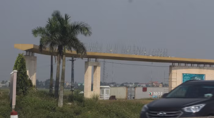 Tấm biển “Khu công nghiệp FLC Hoàng Long” đã "biến mất", còn trơ phần cọng sắt. Ảnh của Xuân Quang.