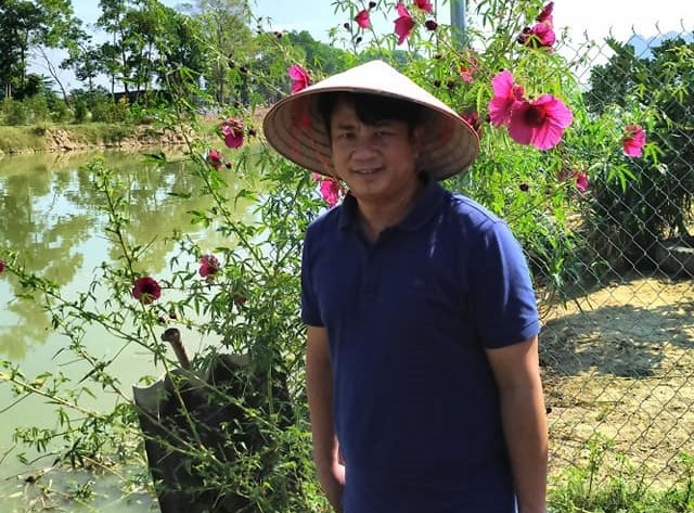 Khác hẳn với dáng dấp của một vị doanh nhân thường thấy trong bộ cánh sơ mi trắng, quần âu, lần này tôi gặp anh trong bộ dạng một “người nông dân chính hiệu” tại Trang trại Giáo dục và Sinh học hữu cơ T-Farm. Ảnh của Xuân Thiên. Khác hẳn với dáng dấp của một vị doanh nhân thường thấy trong bộ cánh sơ mi trắng, quần âu, lần này tôi gặp anh trong bộ dạng một “người nông dân chính hiệu” tại Trang trại Giáo dục và Sinh học hữu cơ T-Farm. Ảnh của Xuân Thiên.