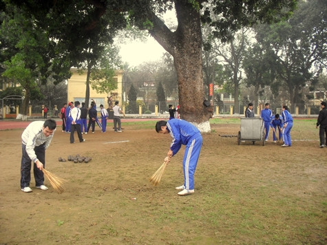 Sinh viên làm vệ sinh trước khi vào giờ học ngoài bãi tập. Ảnh: Ngọc Khánh Sinh viên làm vệ sinh trước khi vào giờ học ngoài bãi tập. Ảnh: Ngọc Khánh