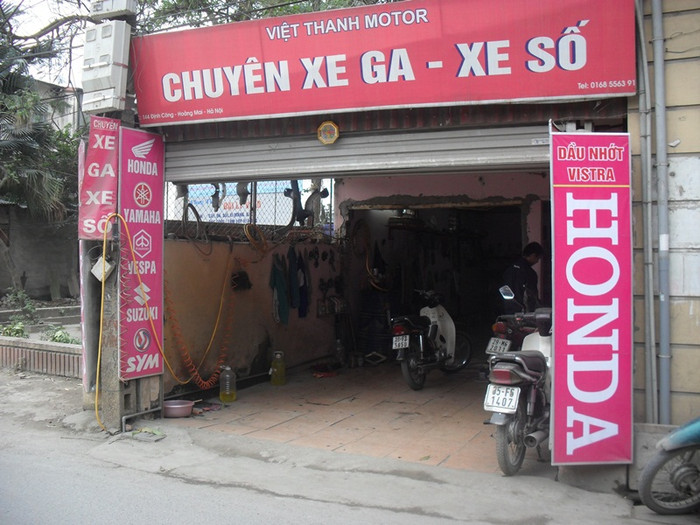 Dịch vụ rửa xe 'im lìm' khi không có nước. Chủ quán rửa xe này chỉ xuống nền nhà khô ráo cho biết “mấy ngày mất nước, ngoài sửa xe ra anh lại chơi dài. Nhà anh dùng toàn bộ bằng nước máy, không có bể ngầm nên tắm giặt còn phải đi nhờ, ăn uống thì ra tiệm thì nói gì đến việc rửa xe. Hôm nay trời nắng ráo, nhu cầu rửa xe nhiều mà mình không đáp ứng được, sốt hết cả ruột”.