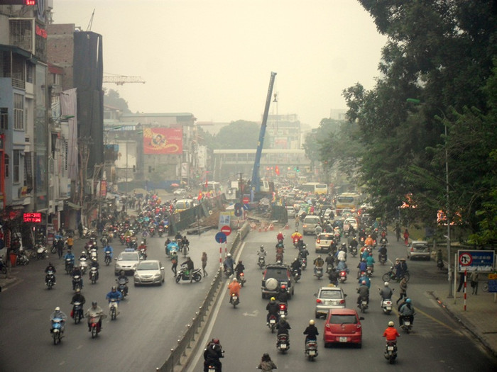Nhiều ý kiến cho rằng, ùn tắc giao thông là căn bệnh cố hữu của thủ đô. Nếu chỉ áp dụng mỗi việc đổi giờ học, giờ làm mà giảm được ùn tắc thì đó là chuyện không tưởng. Tuy nhiên nhiều người hi vọng, quyết sách này sẽ phát huy tác dụng, giúp cải thiện tình hình giao thông của Hà Nội.
