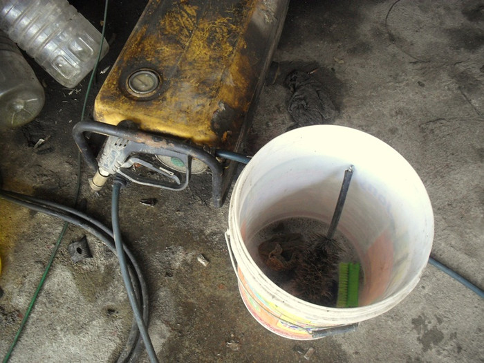 Các dụng cụ rửa xe được “nghỉ ngơi”.