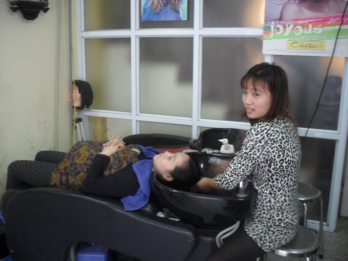 Tại tiệm cắt tóc gần đó, chủ tiệm Nguyễn Thị Mai Hương cũng cho biết: Do có bể nước ngầm dưới nền nhà với thể tích 5 khối nên chị vẫn còn nước để phục vụ khách gội đầu mấy ngày qua. Nhưng đến hơn 14h chiều nay, bể nước cũng đã cạn. Vị khách “may mắn” này sẽ là người cuối cùng cho tới khi có nước trở lại. Chị Hương cho biết thêm, mặc dù mất nước nhưng chị vẫn không tăng giá gội đầu.