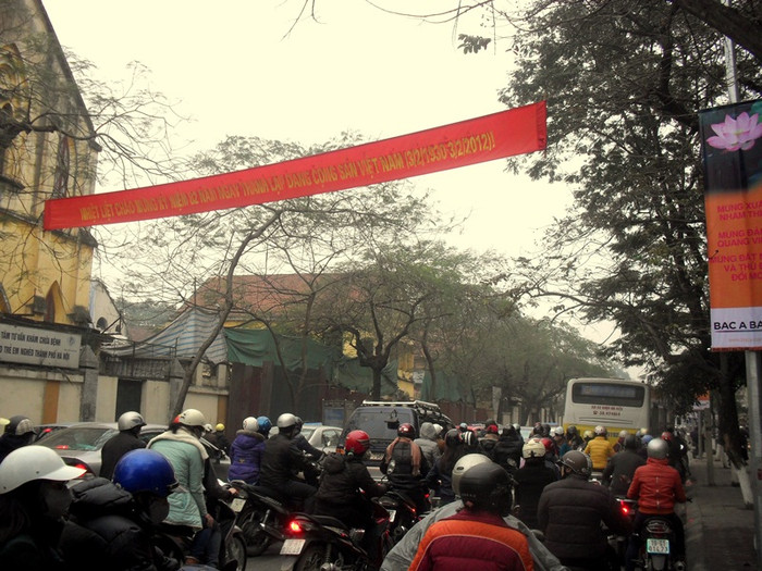 Cảnh kẹt cứng vẫn diễn ra vào giờ cao điểm như những ngày trước đó.