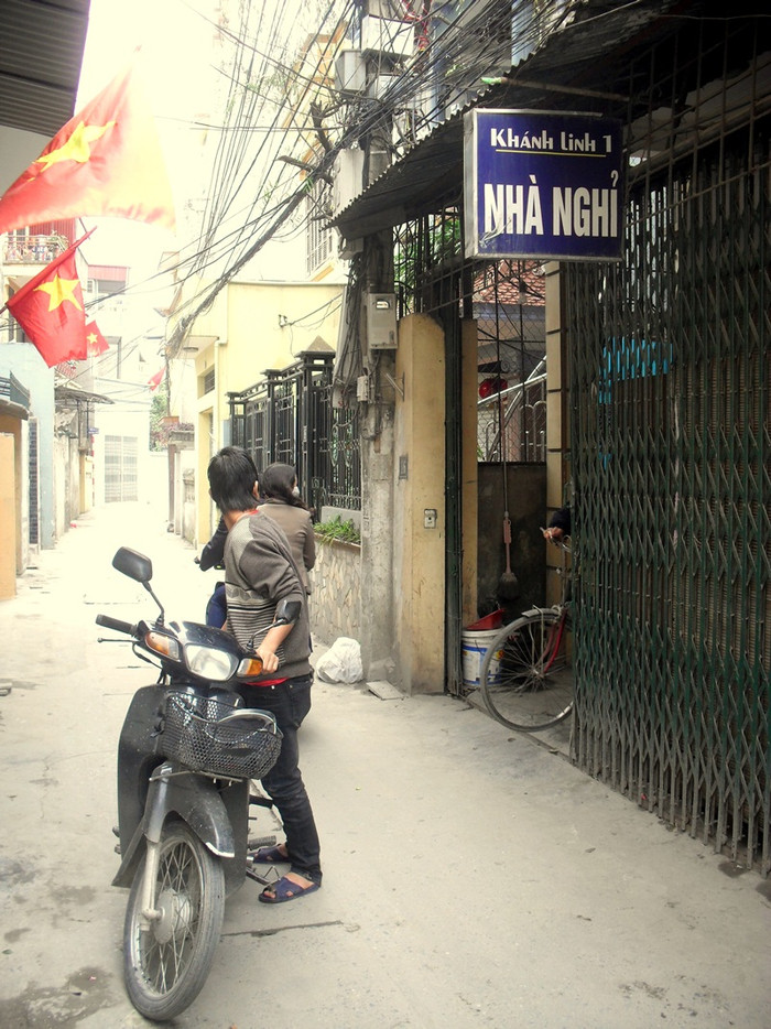 Theo ghi nhận của phóng viên, dịch vụ nhà nghỉ có nhiều chuyện khôi hài hơn cả. Chú Nguyễn Minh Luân - chủ nhà nghỉ Khánh Linh 1 ở Định Công Thượng, quận Hoàng Mai cho biết: Ngày đầu tiên mất nước, có gia đình kéo cả nhà vào nhà nghỉ này để tắm rửa. Bể nước ngầm nhà tôi có thể tích 4 khối nhưng sau một ngày đã hết sạch, đến hôm nay chúng tôi đã mua 7 khối nước với giá "cắt cổ" 100.000 đồng/khối.