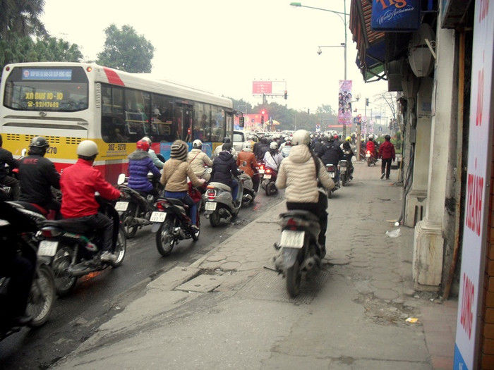 Nhiều người lao lên vỉa hè để thoát khỏi dòng người đang ùn ứ. Một hình ảnh quen thuộc như những ngày trước đó.