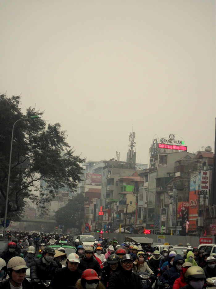 Một số tuyến phố khác như Huỳnh Thúc Kháng, Thái Hà, Chùa Bộc, Tây Sơn, Nguyễn Lương Bằng, Phạm Ngọc Thạch. Trường Chinh, ùn tắc vẫn như thường.