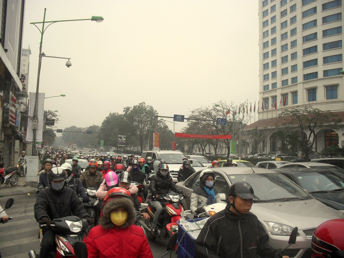 ...các phương tiện bị kẹt lại phía sau vẫn còn rất nhiều.