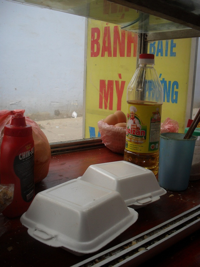 Thay vì đơm xôi vào bát sứ như trước đây, mấy ngày qua chị đựng xôi trong các hộp xốp, thìa nhựa cho khách sử dụng để không phải rửa bát