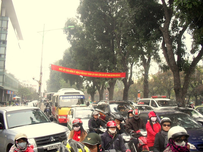 8h05' tại phố Kim Mã, dòng người nhích từng bước một.