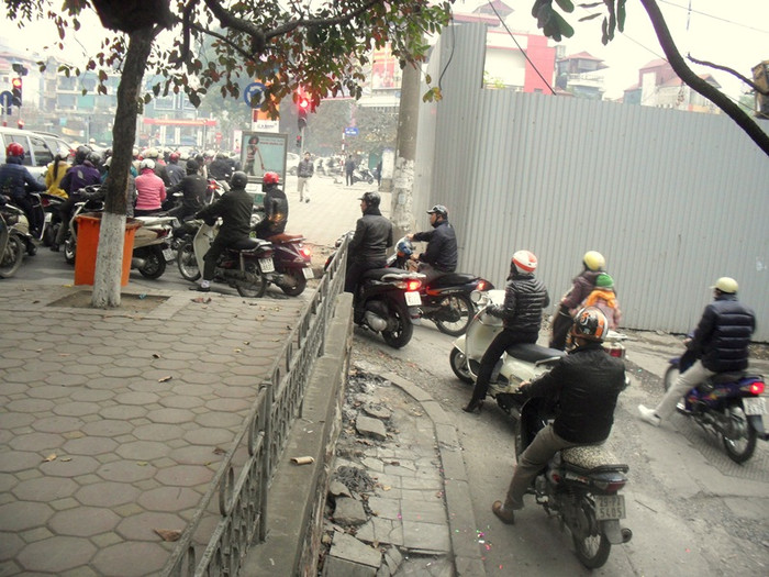 Nóng ruột tới công sở, nhiều người đã đi xuống lối phía dưới để không bị bỏ lại.