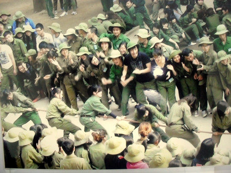 Chúng ta không quên những buổi tối cả lớp tụ tập hò hét, nô đùa, trốn tìm, nhảy dây rồi đuổi nhau ầm ĩ cả một góc trường. Ảnh: Trung tâm Giáo dục Quốc phòng Hà Nội 1 Chúng ta không quên những buổi tối cả lớp tụ tập hò hét, nô đùa, trốn tìm, nhảy dây rồi đuổi nhau ầm ĩ cả một góc trường. Ảnh: Trung tâm Giáo dục Quốc phòng Hà Nội 1