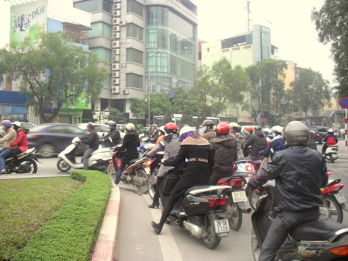 Một bộ phận lại rẽ phải về đoạn đầu Nguyễn Chí Thanh giao cắt với Kim Mã để không bị bỏ lại phía sau.