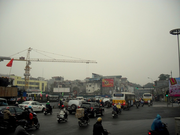 Tại ngã tư Chùa Bộc - Thái Hà, công trình xây dựng cầu vượt đang được thi công, mặt đường được cơi nơi nên rộng rãi hơn. Theo ghi nhận, ngay từ đầu giờ sáng, lực lượng CSGT đã làm việc để điều tiết giao thông tại đây nên tình trạng ùn tắc được cải thiện. Tuy nhiên tình trạng căng cứng đôi khi vẫn xảy ra, đặc biệt là trên đường Chùa Bộc.