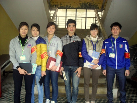 Hoạt động trong đội sao đỏ cũng chính là cách giúp Hà (ngoài cùng bên phải) cùng các thành viên khác tạo cho mình tác phong người giáo viên. Ảnh: Ngọc Khánh Hoạt động trong đội sao đỏ cũng chính là cách giúp Hà (ngoài cùng bên phải) cùng các thành viên khác tạo cho mình tác phong người giáo viên. Ảnh: Ngọc Khánh