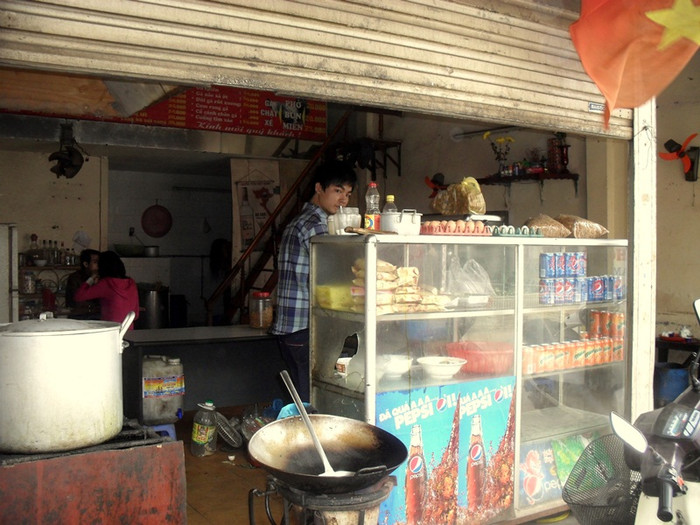 Tiệm phở này cũng bị ảnh hưởng lớn từ việc mất nước. Do không thể đóng cửa trong mấy ngày mất nước vừa qua nên chủ quán này đã mua đến 5 khối nước với giá 100.000 đồng/khối.Mất nước kéo dài nên việc kinh doanh không được tốt vì phục vụ được ít khách hơn.