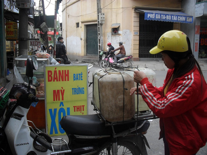 Không chỉ dịch vụ gội đầu rơi vào hoàn cảnh điêu đứng, các tiệm hàng ăn uống cũng khốn khổ không kém khi phải thay đổi cách phục vụ các 'thượng đế'.