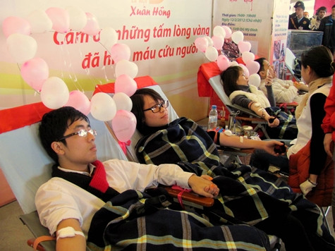 Hàng nghìn sinh viên đã đến với Lễ hội Xuân hồng 2012 để chia sẻ giọt máu yêu thương vì sự sống người bệnh. Ảnh: Ngọc Khánh Hàng nghìn sinh viên đã đến với Lễ hội Xuân hồng 2012 để chia sẻ giọt máu yêu thương vì sự sống người bệnh. Ảnh: Ngọc Khánh