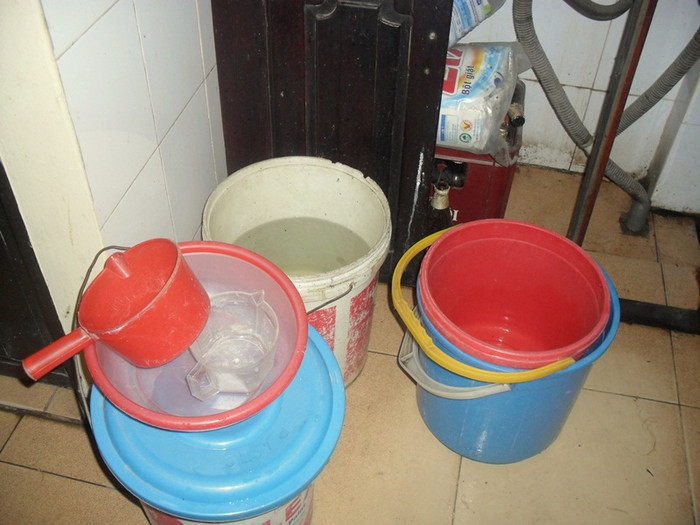 Do mất nước kéo dài, trong khi nhu cầu của khách tăng cao, giá phòng nghỉ không thay đổi nên nhà nghỉ Khánh Linh 1 đã nghĩ ra cách phân phối cho mỗi phòng 1 xô nước khoảng 25 lít để tiết kiệm chi phí.