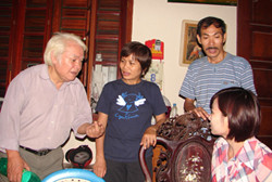 Người dân tìm tời nhà TS.Khải nhờ hướng dẫn sử dụng Anolyt Người dân tìm tời nhà TS.Khải nhờ hướng dẫn sử dụng Anolyt