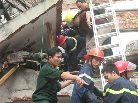 Dù rất cố gắng, họ vẫn không đưa được hai đứa trẻ ra khỏi đống đổ nát sớm hơn Dù rất cố gắng, họ vẫn không đưa được hai đứa trẻ ra khỏi đống đổ nát sớm hơn