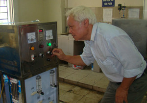 TS Khải đang vận hành chiếc máy tạo Anolyt của BV tỉnh Ninh Thuận để giúp trẻ em bị TCM TS Khải đang vận hành chiếc máy tạo Anolyt của BV tỉnh Ninh Thuận để giúp trẻ em bị TCM