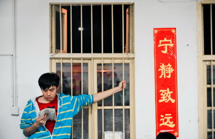 (Bức ảnh được chụp hôm 24/5) Zhou Ziqi đang học. Nhật ký ngày 10/4 của Zhou: “Mình không muốn nói quá nhiều về kỳ thi đặc biệt là khi nó đang đến gần. Mình sợ kỳ thi sẽ chiếm quá nhiều thời gian trong cuộc đời và mình sợ cái cảm giác cứ phải mải mê lo nghĩ về nó.” (Bức ảnh được chụp hôm 24/5) Zhou Ziqi đang học. Nhật ký ngày 10/4 của Zhou: “Mình không muốn nói quá nhiều về kỳ thi đặc biệt là khi nó đang đến gần. Mình sợ kỳ thi sẽ chiếm quá nhiều thời gian trong cuộc đời và mình sợ cái cảm giác cứ phải mải mê lo nghĩ về nó.”