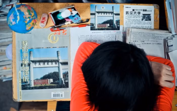 (Bức ảnh được chụp hôm 25/5) Zhou Kang đang nghỉ . Ngày 23/3, nhật ký của em có đoạn: “Theo đuổi ước mơ và tiến gần hơn đến cảnh cổng đại học… Những người có mơ ước, có lý tưởng sẽ chẳng bao giờ cảm thấy mệt mỏi, còn những ai ngại đối mặt với khó khăn sẽ chẳng thể nào cảm nhận được sức mạnh từ chính những ước mơ ấy. Dù kết quả có ra sao, đó cũng là kinh nghiệm theo mình đến hết cuộc đời này.”