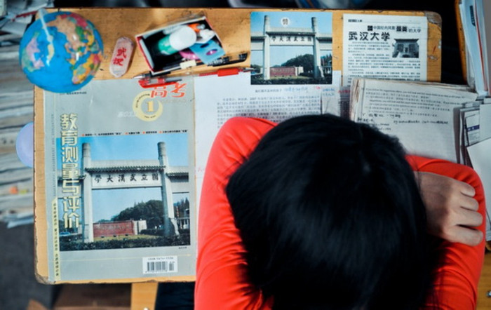 (Bức ảnh được chụp hôm 25/5) Zhou Kang đang nghỉ . Ngày 23/3, nhật ký của em có đoạn: “Theo đuổi ước mơ và tiến gần hơn đến cảnh cổng đại học… Những người có mơ ước, có lý tưởng sẽ chẳng bao giờ cảm thấy mệt mỏi, còn những ai ngại đối mặt với khó khăn sẽ chẳng thể nào cảm nhận được sức mạnh từ chính những ước mơ ấy. Dù kết quả có ra sao, đó cũng là kinh nghiệm theo mình đến hết cuộc đời này.” (Bức ảnh được chụp hôm 25/5) Zhou Kang đang nghỉ . Ngày 23/3, nhật ký của em có đoạn: “Theo đuổi ước mơ và tiến gần hơn đến cảnh cổng đại học… Những người có mơ ước, có lý tưởng sẽ chẳng bao giờ cảm thấy mệt mỏi, còn những ai ngại đối mặt với khó khăn sẽ chẳng thể nào cảm nhận được sức mạnh từ chính những ước mơ ấy. Dù kết quả có ra sao, đó cũng là kinh nghiệm theo mình đến hết cuộc đời này.”