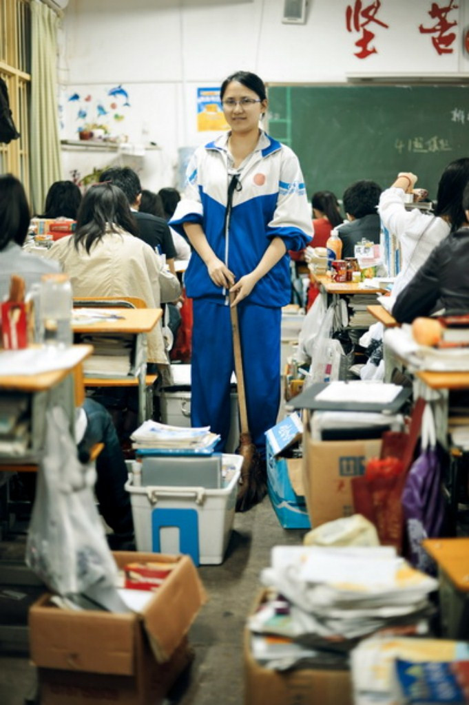 (Bức ảnh được chụp hôm 24/5) Jin Yan đang ở trong lớp học. Em viết trong nhật ký ngày 22/5: “Lúc bắt đầu, mình cảm thấy rất mệt mỏi, nhưng bây giờ nó đã trở thành thói quen. Cuộc đời đầy rẫy những bất ngờ và hàng ngày mình đối mặt với những thử thách bằng sự hứng khởi, niềm lạc quan và nhận thức sâu sắc. Dù kết quả có thế nào cũng không quan trọng, điều quan trọng nhất là mình đã cố gắng hết sức. Mình tin rằng bằng sự nỗ lực và chăm chỉ, mình sẽ thành công.” (Bức ảnh được chụp hôm 24/5) Jin Yan đang ở trong lớp học. Em viết trong nhật ký ngày 22/5: “Lúc bắt đầu, mình cảm thấy rất mệt mỏi, nhưng bây giờ nó đã trở thành thói quen. Cuộc đời đầy rẫy những bất ngờ và hàng ngày mình đối mặt với những thử thách bằng sự hứng khởi, niềm lạc quan và nhận thức sâu sắc. Dù kết quả có thế nào cũng không quan trọng, điều quan trọng nhất là mình đã cố gắng hết sức. Mình tin rằng bằng sự nỗ lực và chăm chỉ, mình sẽ thành công.”