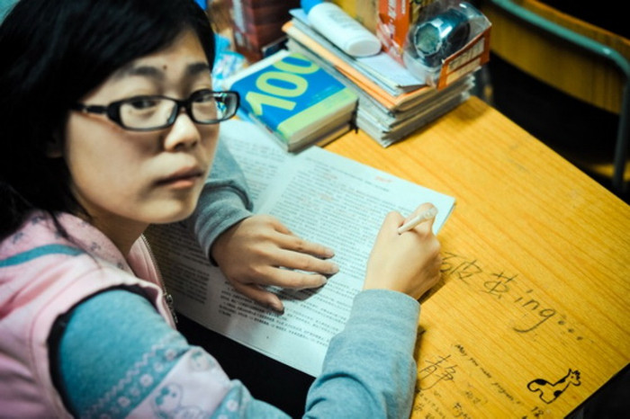 (Bức ảnh được chụp hôm 24/5) Liu Qingsai đang học. Liu viết trong nhật ký của em ngày 23/4: “Hôm qua, mẹ vào phòng mình. Mẹ nói rằng bệnh tim của cha ngày càng trở nên tồi tệ và tương lai khó mà có thể làm được việc gì. Trông mẹ rất buồn và mệt mỏi, mẹ cứ im lặng một hồi lâu mà chẳng nói gì với mình cả. Cha mẹ đều đã có tuổi, mình có thể nhận thấy điều đó qua những nếp nhăn trên khuôn mặt họ. Mình đã khóc và thề với bản thân rằng phải mau chóng trưởng thành và đỗ đại học. Một ngày nào đó, mình nhất định có thể biến thành “chiếc ô” vững chắc để che chắn, bảo vệ cho cha mẹ mình.” (Bức ảnh được chụp hôm 24/5) Liu Qingsai đang học. Liu viết trong nhật ký của em ngày 23/4: “Hôm qua, mẹ vào phòng mình. Mẹ nói rằng bệnh tim của cha ngày càng trở nên tồi tệ và tương lai khó mà có thể làm được việc gì. Trông mẹ rất buồn và mệt mỏi, mẹ cứ im lặng một hồi lâu mà chẳng nói gì với mình cả. Cha mẹ đều đã có tuổi, mình có thể nhận thấy điều đó qua những nếp nhăn trên khuôn mặt họ. Mình đã khóc và thề với bản thân rằng phải mau chóng trưởng thành và đỗ đại học. Một ngày nào đó, mình nhất định có thể biến thành “chiếc ô” vững chắc để che chắn, bảo vệ cho cha mẹ mình.”