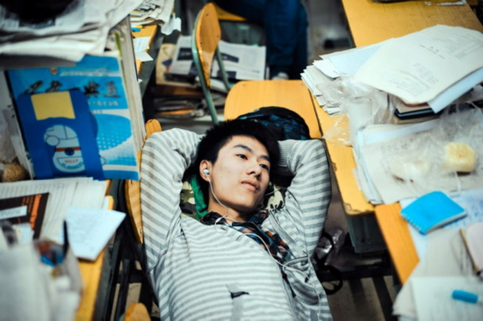 (Bức ảnh được chụp hôm 25/5) Li Yu đang nghỉ . Em viết trong nhật ký ngày 1/5: “Còn 37 ngày nữa là tới ngày thi. Không tạp chí, không iPhone, không iTouch. Hiện tại chẳng có thứ gì tồn tại trong đầu mình ngoại trừ nỗi khát khao vào đại học.” (Bức ảnh được chụp hôm 25/5) Li Yu đang nghỉ . Em viết trong nhật ký ngày 1/5: “Còn 37 ngày nữa là tới ngày thi. Không tạp chí, không iPhone, không iTouch. Hiện tại chẳng có thứ gì tồn tại trong đầu mình ngoại trừ nỗi khát khao vào đại học.”